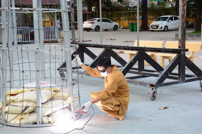 Series photos of activities preparing for the New Year 2021