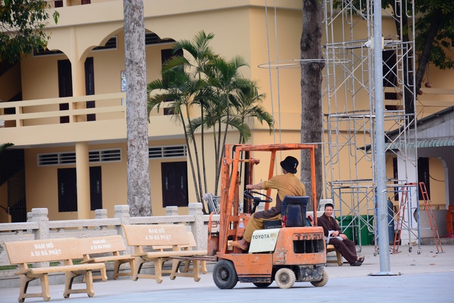 Series photos of activities preparing for the New Year 2021