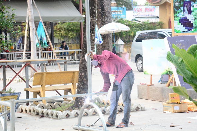 Series photos of activities preparing for the New Year 2021