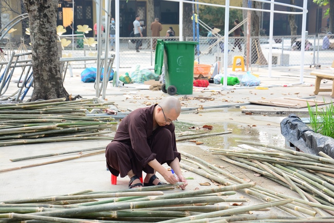 Series photos of activities preparing for the New Year 2021