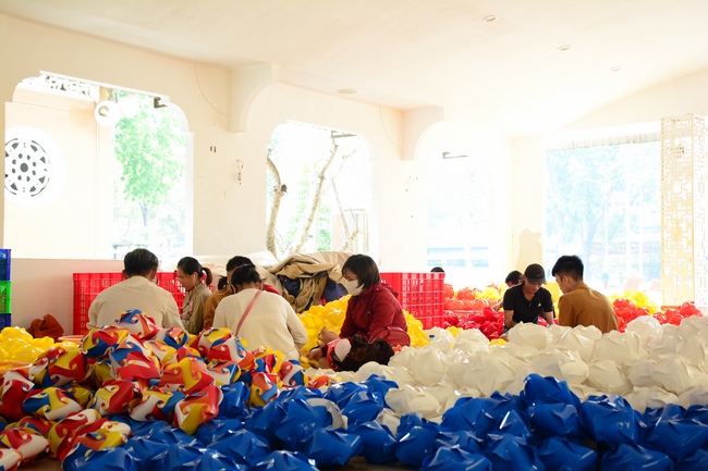 Series photos of activities preparing for the New Year 2021