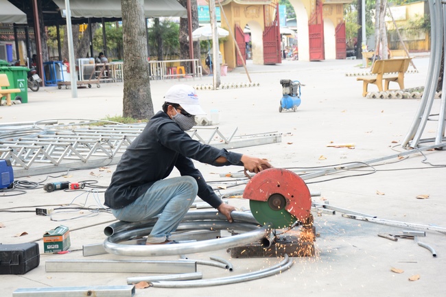 Series photos of activities preparing for the New Year 2021