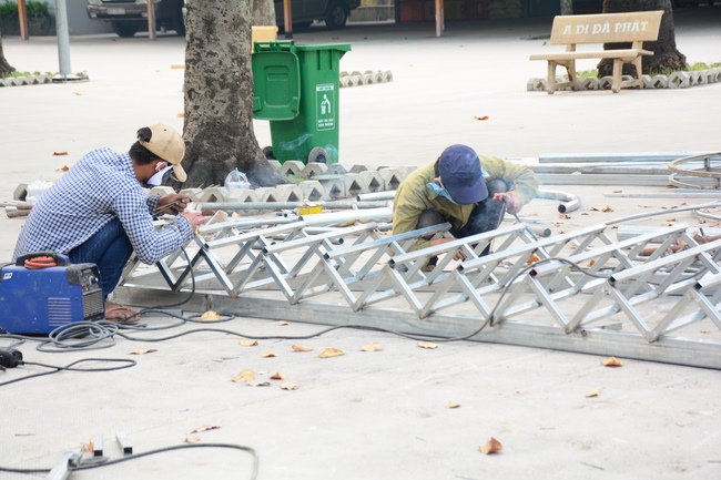 Series photos of activities preparing for the New Year 2021