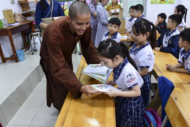 Tặng sách trường Tiểu học Chi Lăng, Gò Vấp