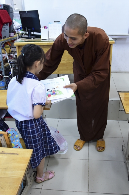 Tặng sách trường Tiểu học Chi Lăng, Gò Vấp