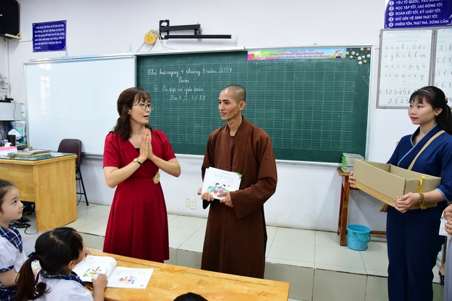 Tặng sách trường Tiểu học Chi Lăng, Gò Vấp