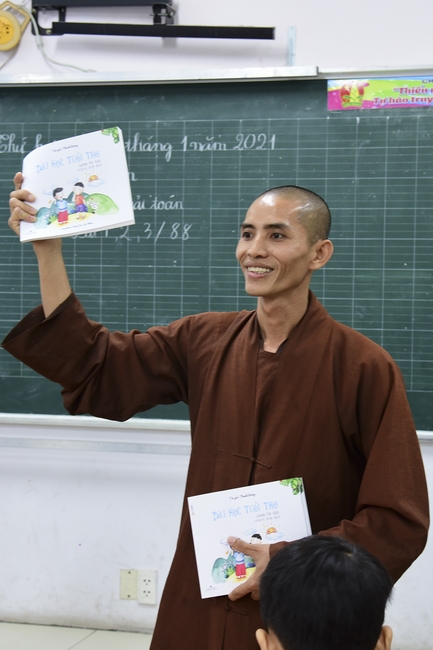 Tặng sách trường Tiểu học Chi Lăng, Gò Vấp