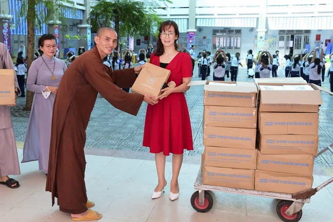 Tặng sách trường Tiểu học Chi Lăng, Gò Vấp