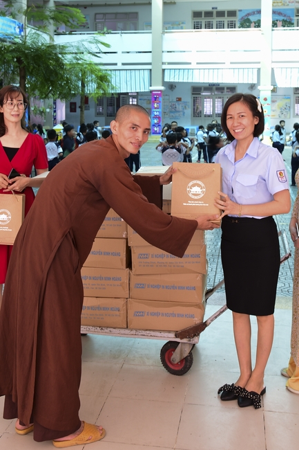 Tặng sách trường Tiểu học Chi Lăng, Gò Vấp