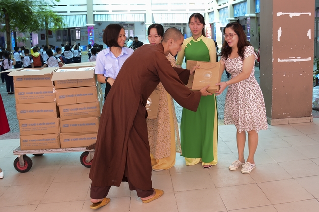 Tặng sách trường Tiểu học Chi Lăng, Gò Vấp