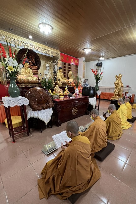 Chùa Linh Ẩn: Hoa đăng mừng Khánh đản đức Từ phụ A Di Đà