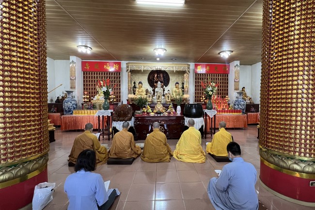 Chùa Linh Ẩn: Hoa đăng mừng Khánh đản đức Từ phụ A Di Đà