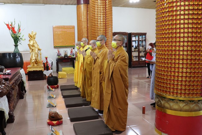 Chùa Linh Ẩn: Hoa đăng mừng Khánh đản đức Từ phụ A Di Đà