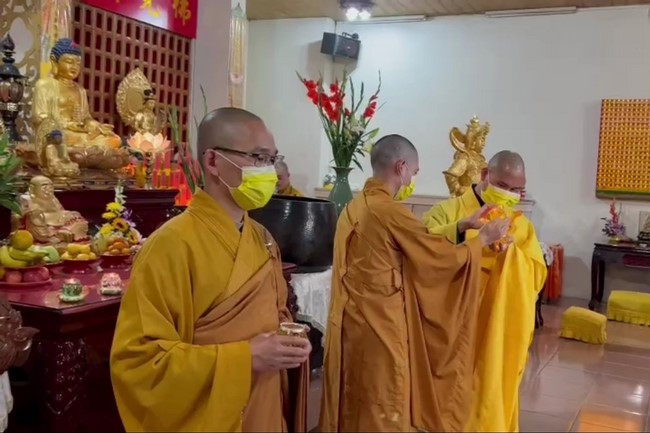 Chùa Linh Ẩn: Hoa đăng mừng Khánh đản đức Từ phụ A Di Đà