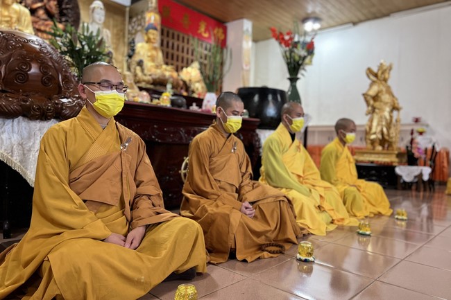 Chùa Linh Ẩn: Hoa đăng mừng Khánh đản đức Từ phụ A Di Đà