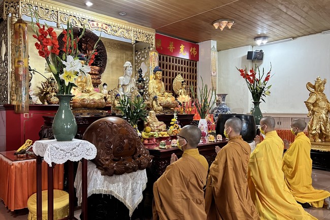 Chùa Linh Ẩn: Hoa đăng mừng Khánh đản đức Từ phụ A Di Đà