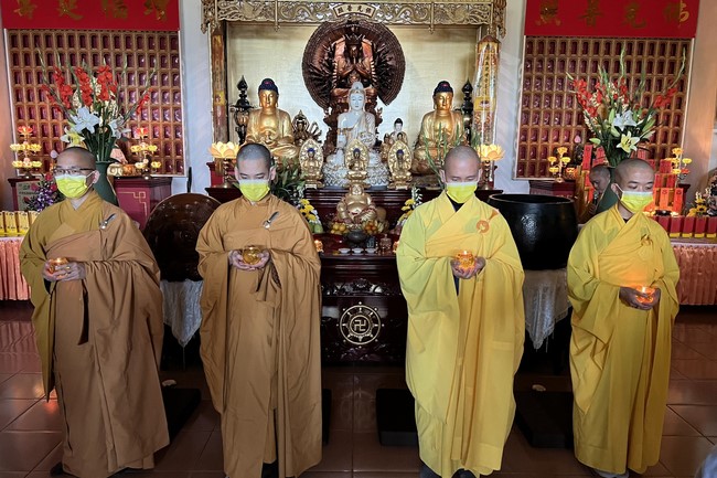 Chùa Linh Ẩn: Hoa đăng mừng Khánh đản đức Từ phụ A Di Đà