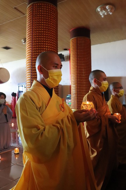 Chùa Linh Ẩn: Hoa đăng mừng Khánh đản đức Từ phụ A Di Đà