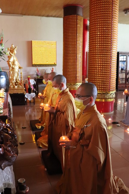 Chùa Linh Ẩn: Hoa đăng mừng Khánh đản đức Từ phụ A Di Đà