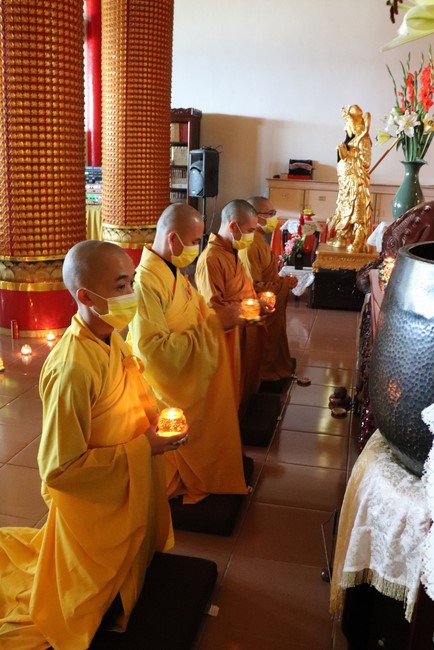 Chùa Linh Ẩn: Hoa đăng mừng Khánh đản đức Từ phụ A Di Đà