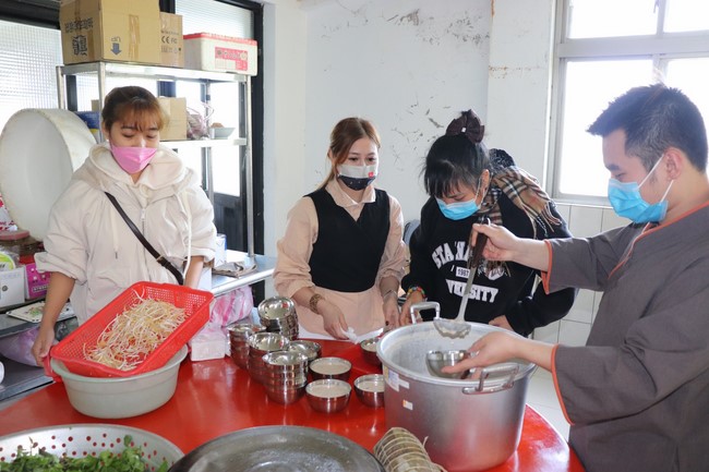 Chùa Linh Ẩn: Hoa đăng mừng Khánh đản đức Từ phụ A Di Đà