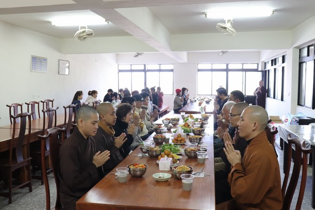 Chùa Linh Ẩn: Hoa đăng mừng Khánh đản đức Từ phụ A Di Đà