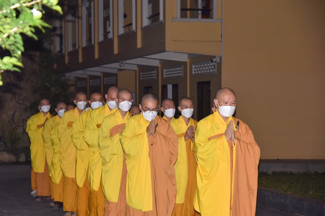 Chanting sutra and preaching dharma in the evening