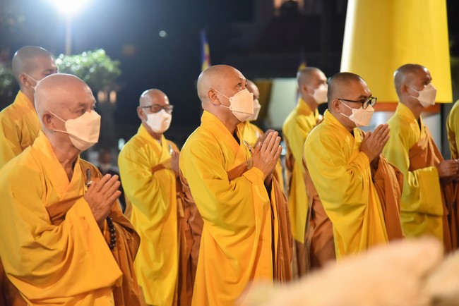 Chanting sutra and preaching dharma in the evening