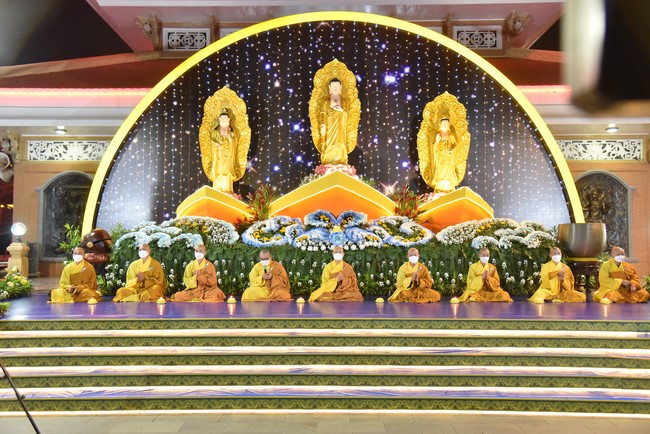 Chanting sutra and preaching dharma in the evening