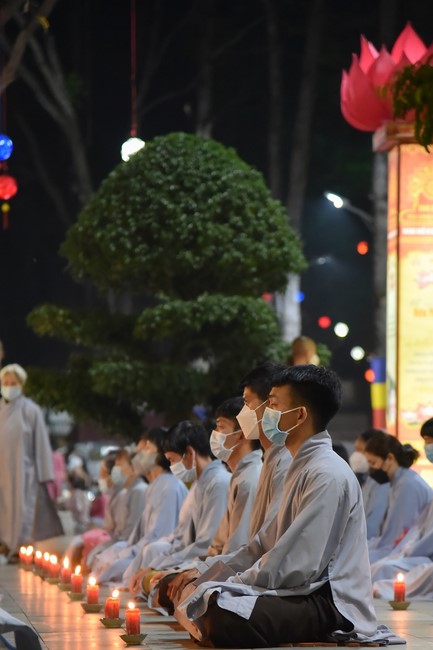 Chanting sutra and preaching dharma in the evening