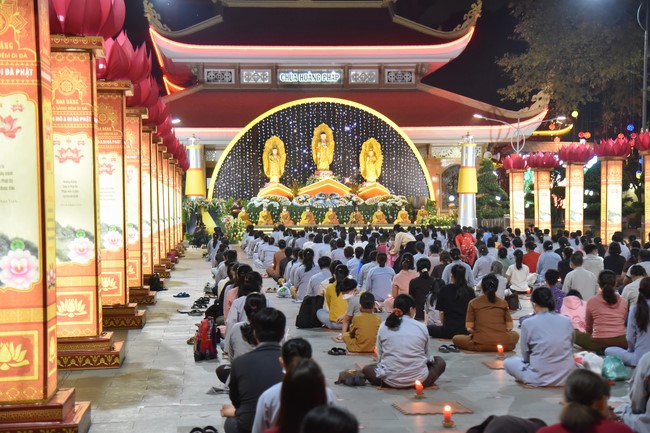 Chanting sutra and preaching dharma in the evening