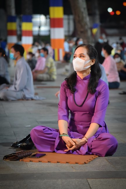 Chanting sutra and preaching dharma in the evening