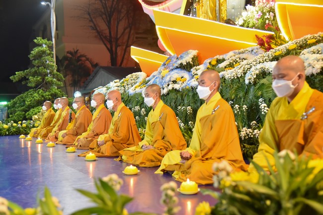 Chanting sutra and preaching dharma in the evening