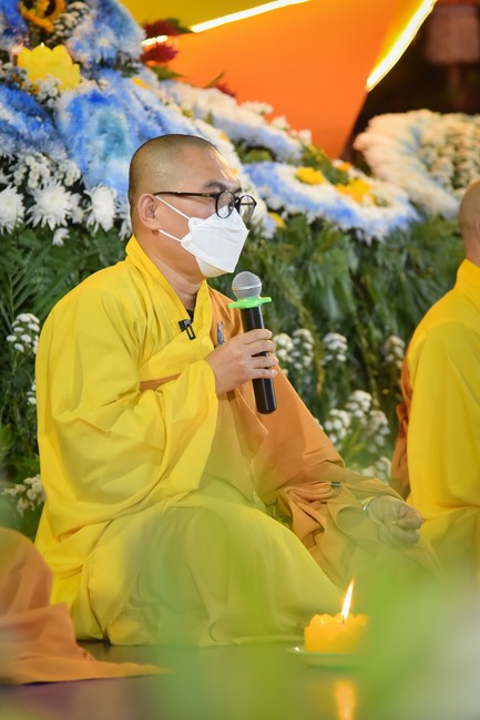 Chanting sutra and preaching dharma in the evening