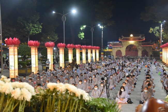 Chanting sutra and preaching dharma in the evening