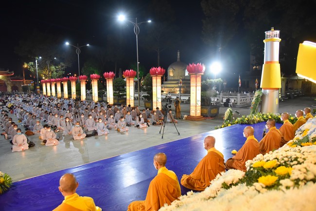 Chanting sutra and preaching dharma in the evening