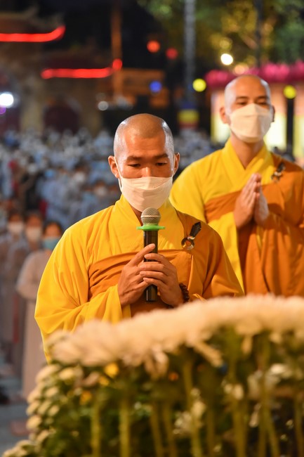 Chanting sutra and preaching dharma in the evening