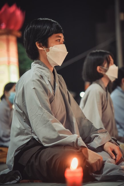 Chanting sutra and preaching dharma in the evening