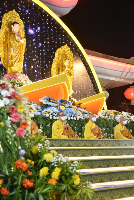 Chanting sutra and preaching dharma in the evening