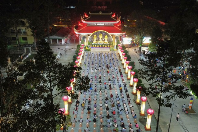 Chanting sutra and preaching dharma in the evening