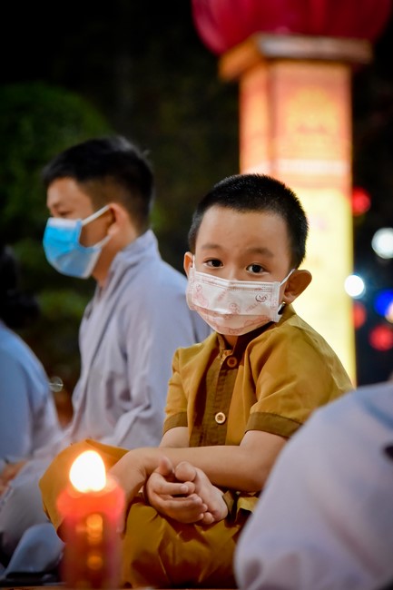 Chanting sutra and preaching dharma in the evening