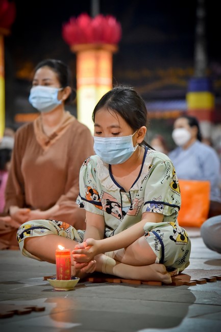 Chanting sutra and preaching dharma in the evening