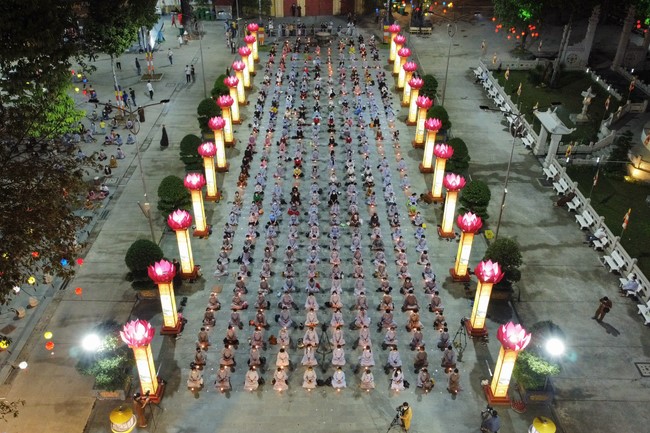 Chanting sutra and preaching dharma in the evening