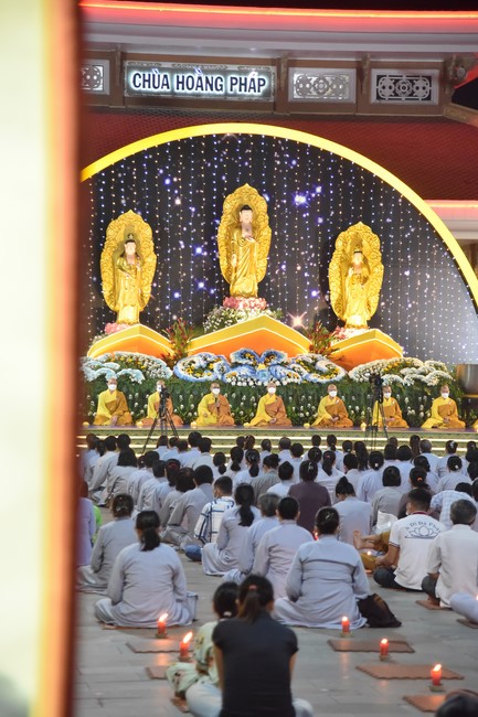 Chanting sutra and preaching dharma in the evening