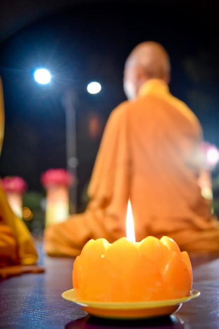 Chanting sutra and preaching dharma in the evening