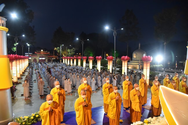Chanting sutra and preaching dharma in the evening