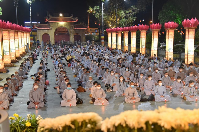 Chanting sutra and preaching dharma in the evening