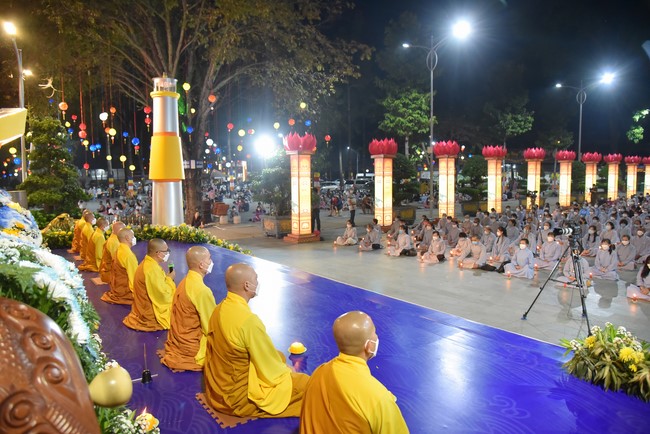 Chanting sutra and preaching dharma in the evening