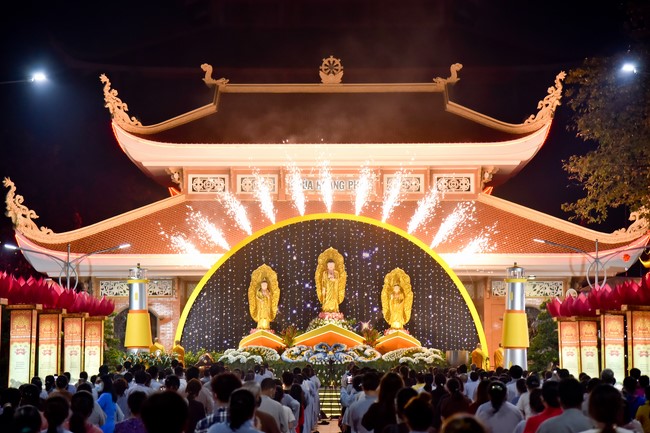 Chanting sutra and preaching dharma in the evening