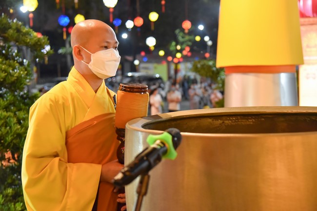 Chanting sutra and preaching dharma in the evening